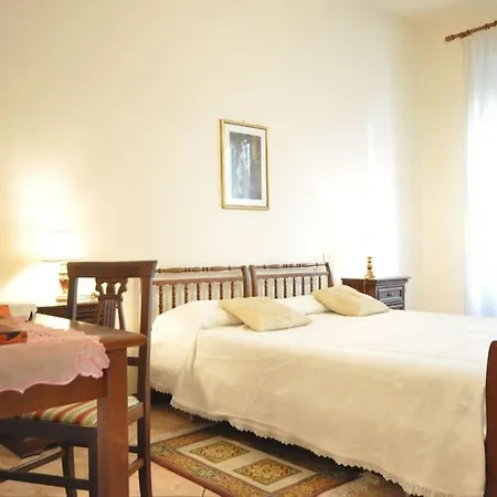 Lovely Adjacent To S.croce Square Florence